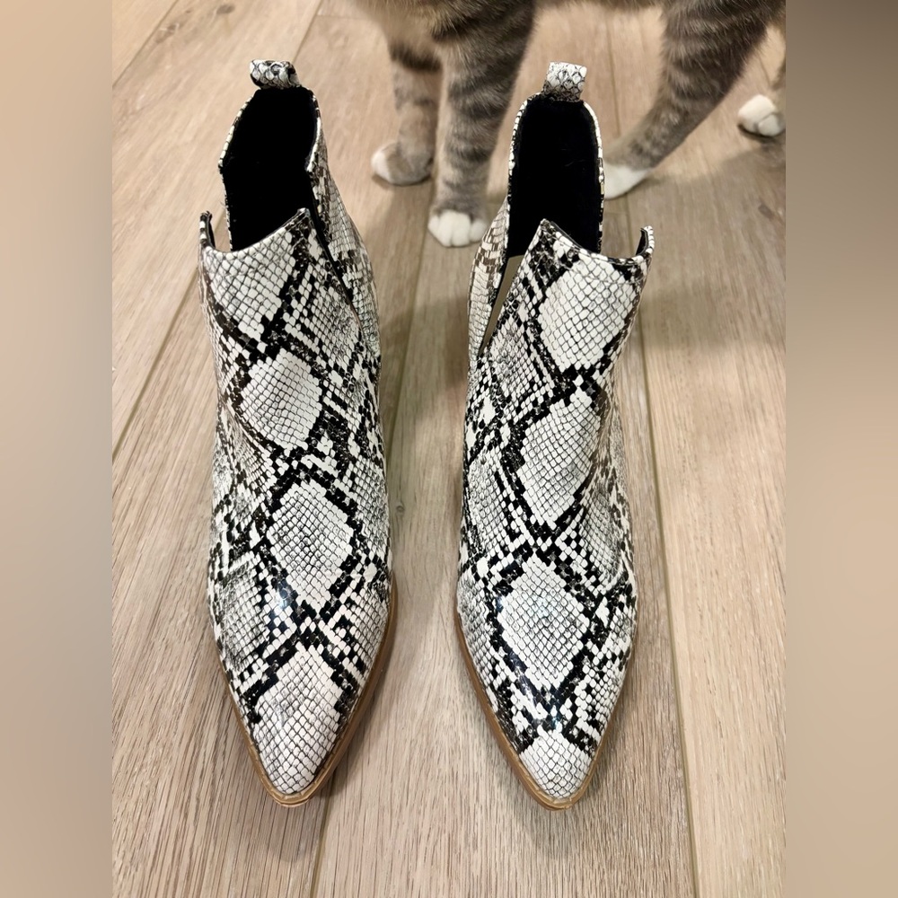 Black & White snakeskin Ankle Boots Pointed Toe size 8 block heel southwestern